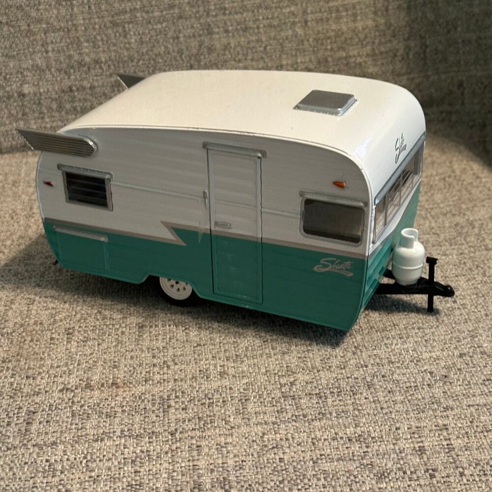 Greenlight 1:24 Scale 1961 Shasta 15' Airflyte Diecast Camper Green/White 18227